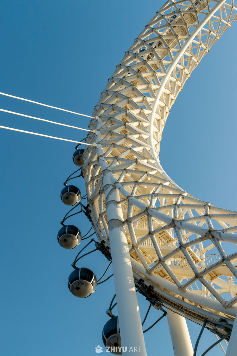 白色摩天轮的蓝天剪影