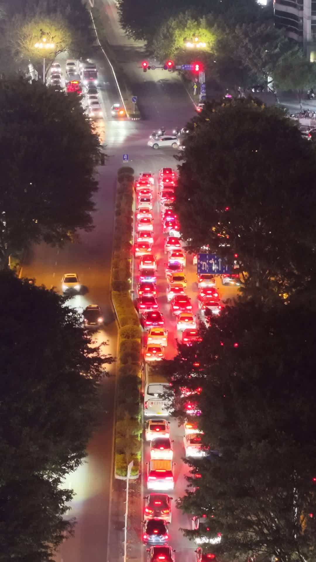 夜幕下的城市堵车