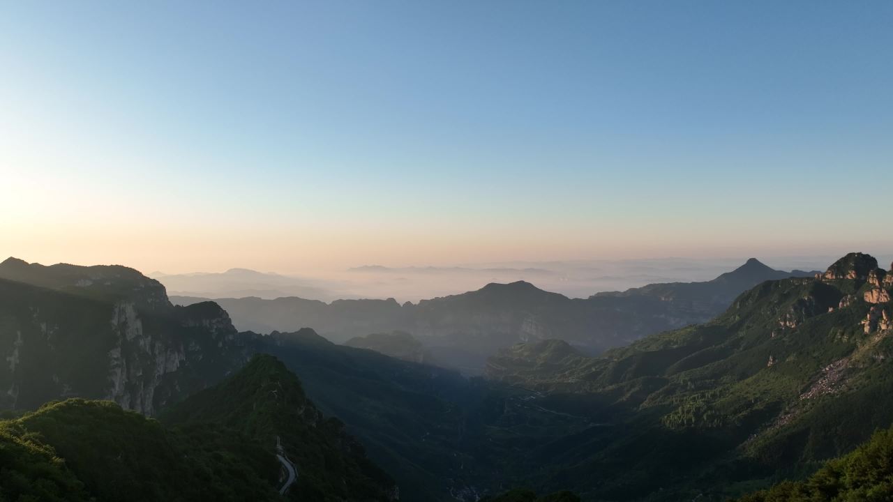 山间晨雾