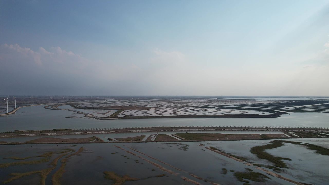大海海边沙滩风车自然风光蓝天白云航拍 