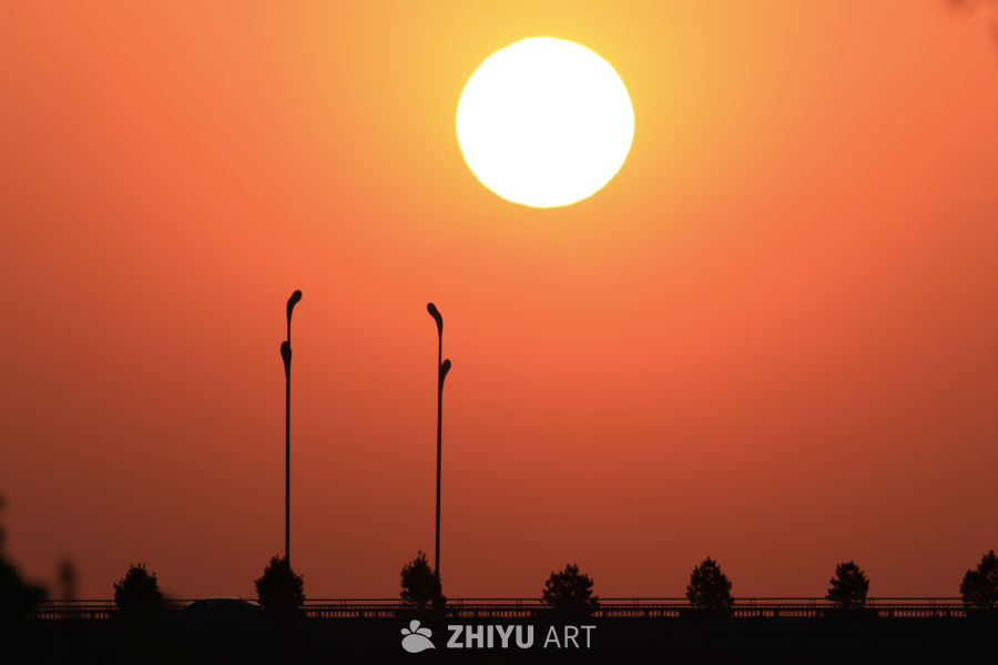 夕阳下的城市轮廓