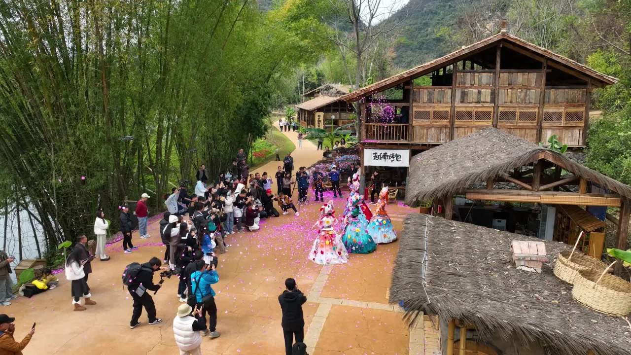 峒那屿湾旅游区的民族舞