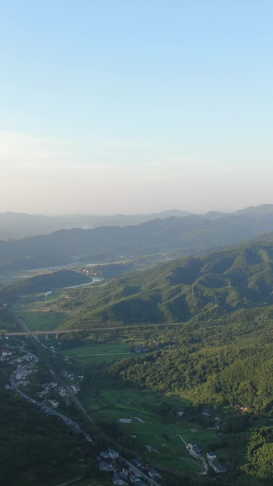 晨曦中的山间村落