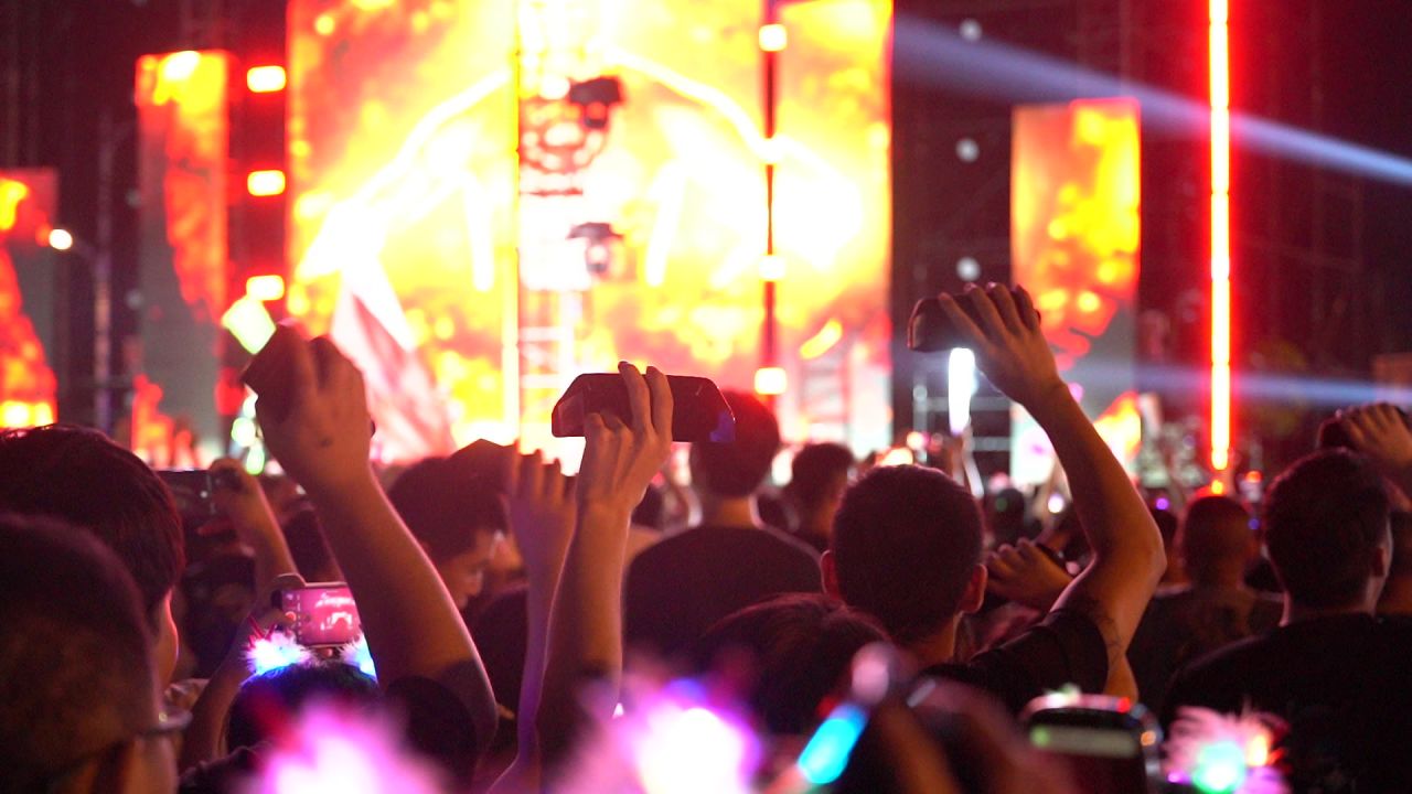 音乐会狂欢嗨皮挥动双手挥动手机音乐之夜（一）