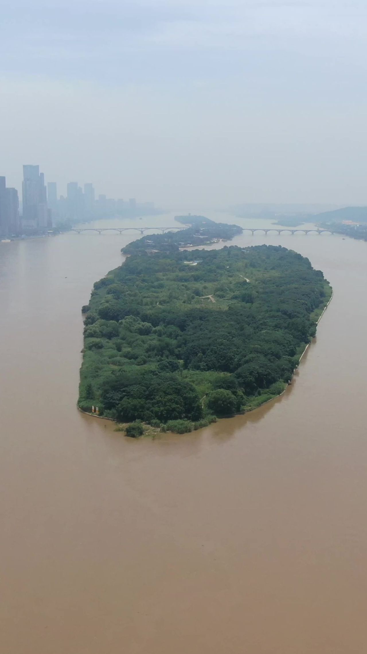 湖南长沙湘江风光带竖屏航拍 