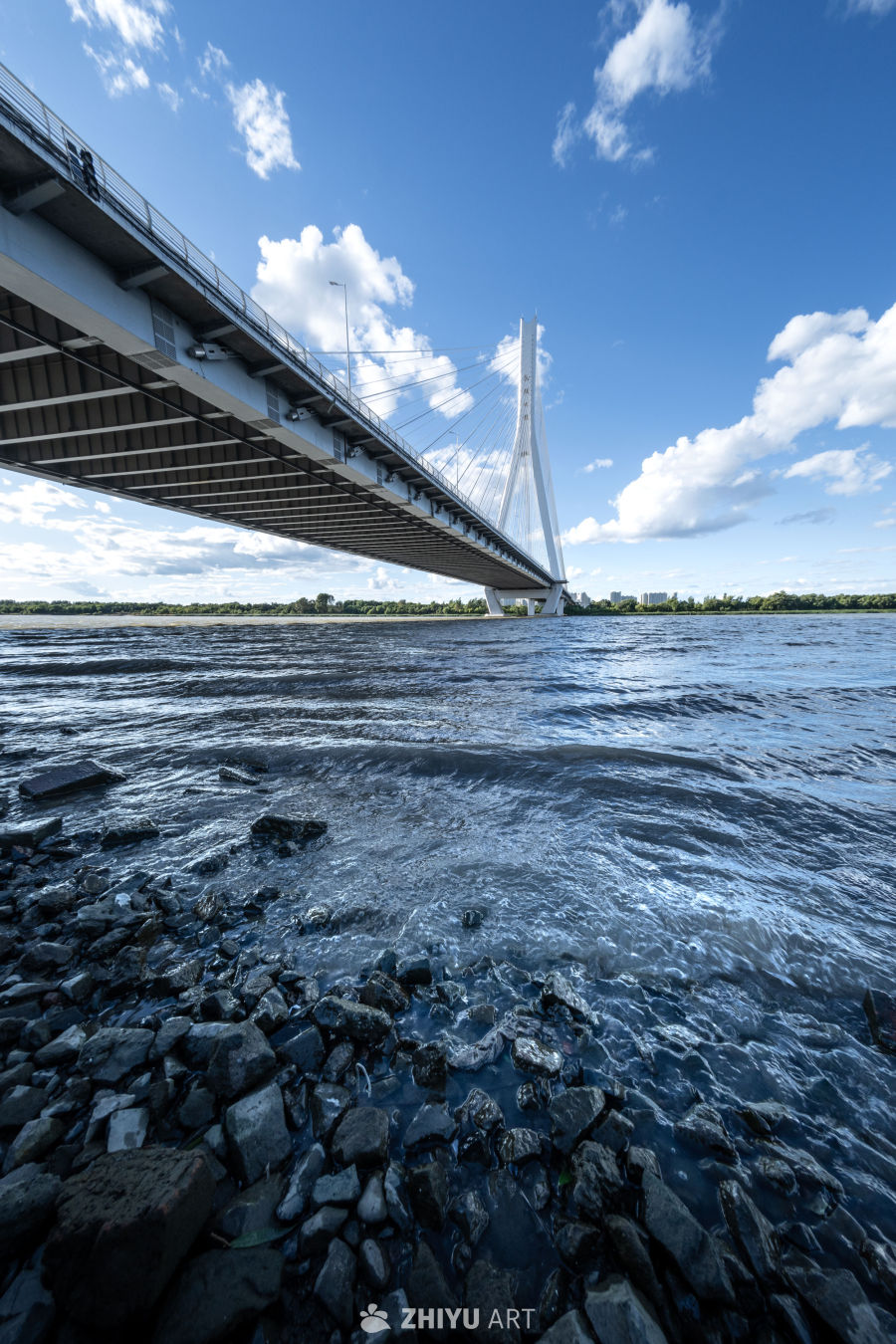 现代桥梁与河流风光