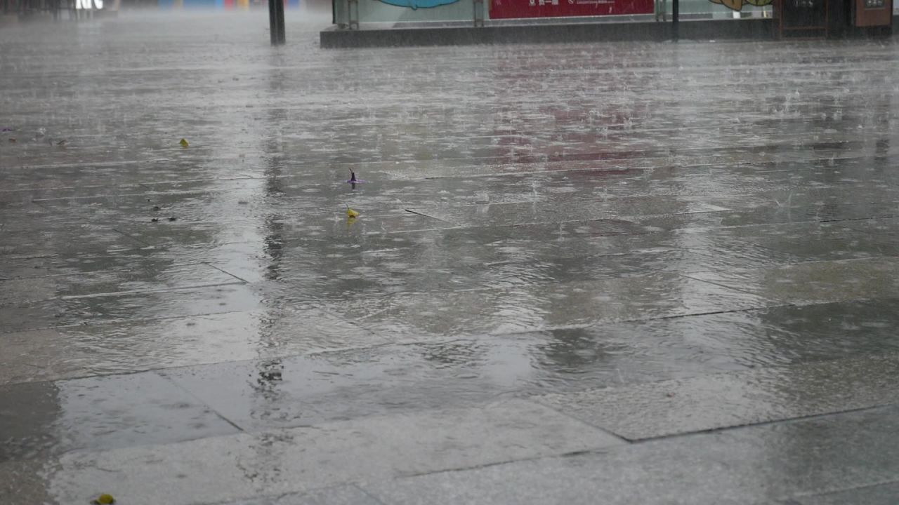 大雨落在广场上