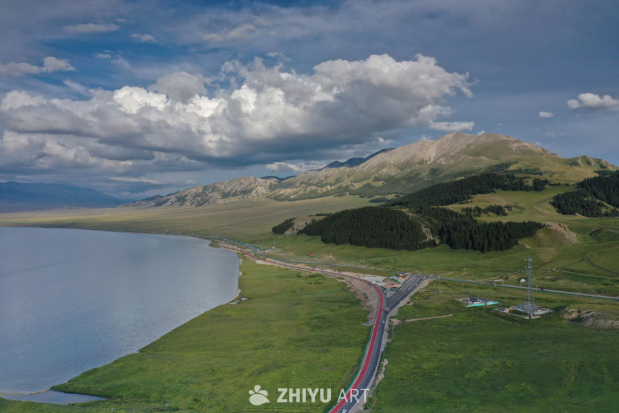 湖畔山间公路