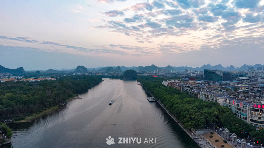 漓江边的城市剪影