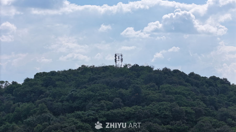 山丘上的通信塔