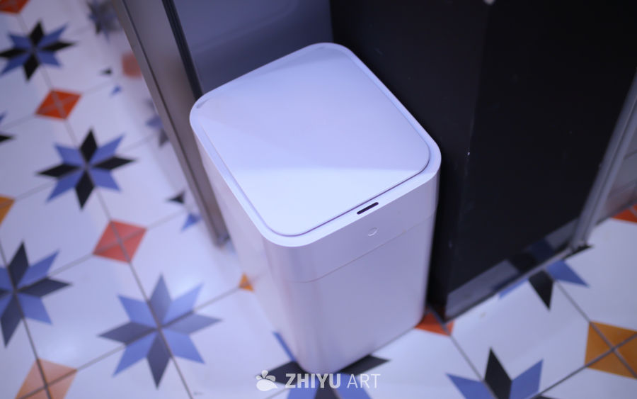 现代简约智能垃圾桶