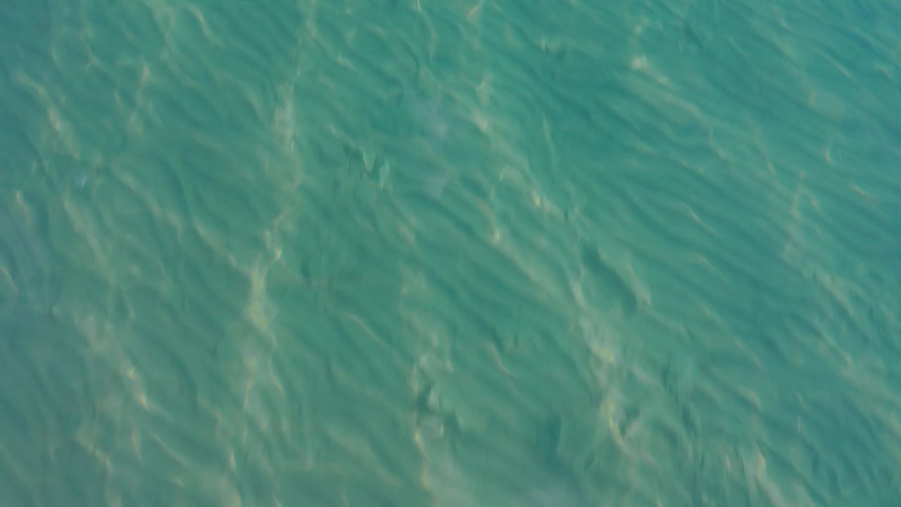 无人机贴近水面拍摄清澈见底的湖水