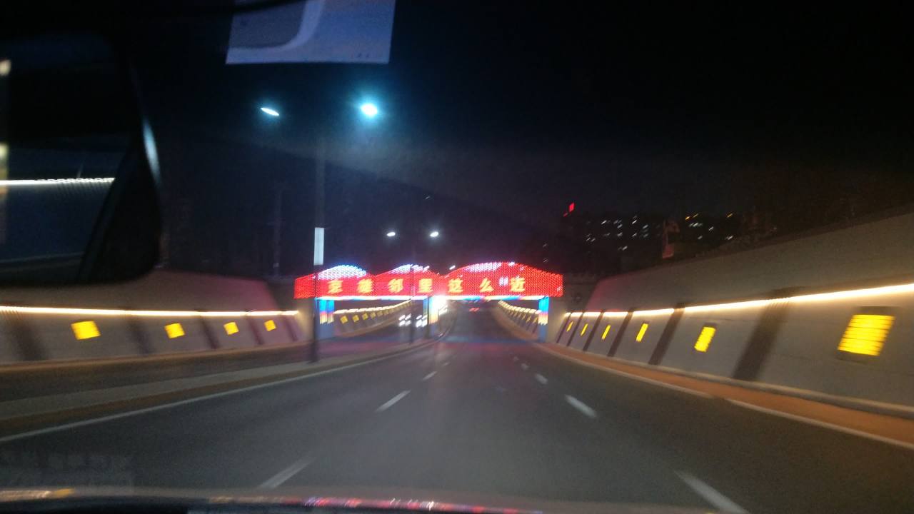 城市夜景，过地道桥