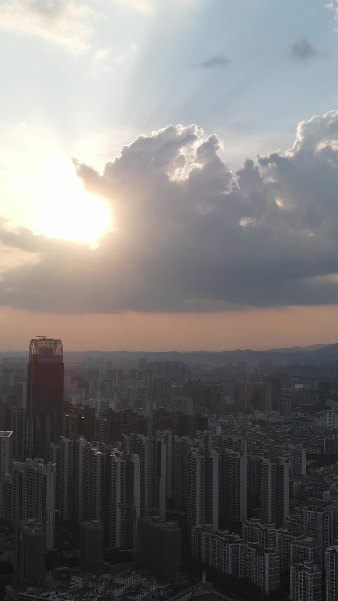 日落下的城市剪影