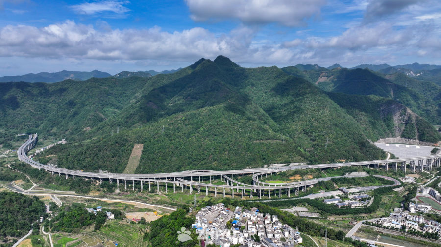航拍大山深处高速公路 2