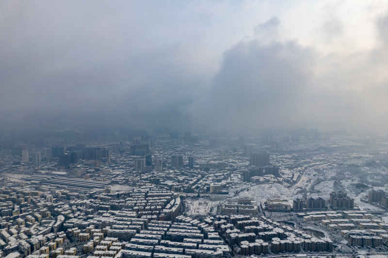 冬天雪景森林城市航拍摄影图