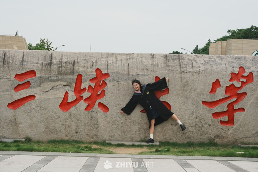 青春毕业季：石墙前的幽默瞬间