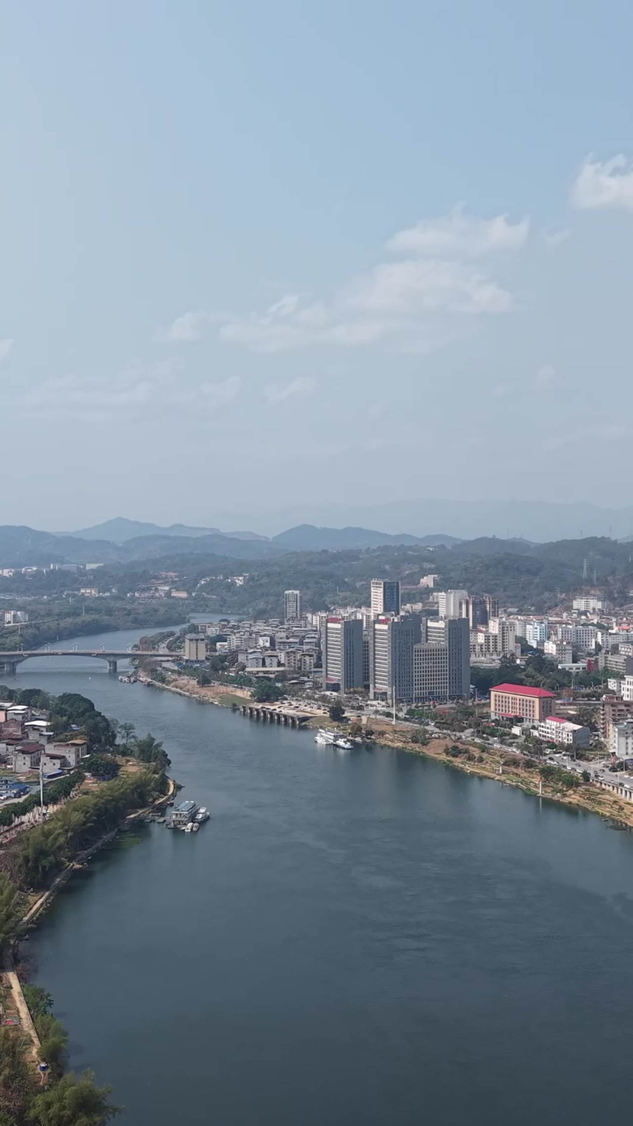 城市河畔风光