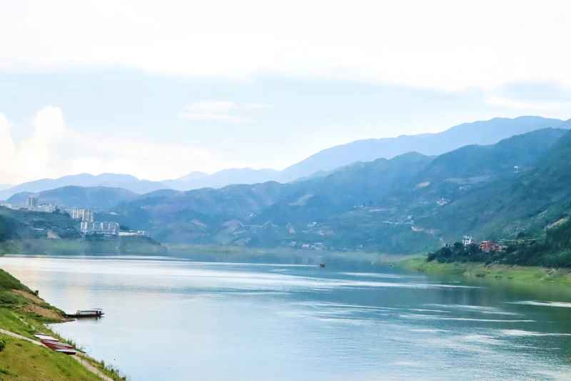白帝城附近宽阔水域