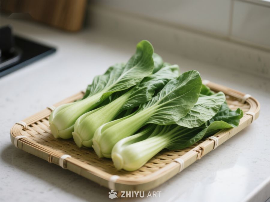新鲜青菜置于竹制托盘上 500