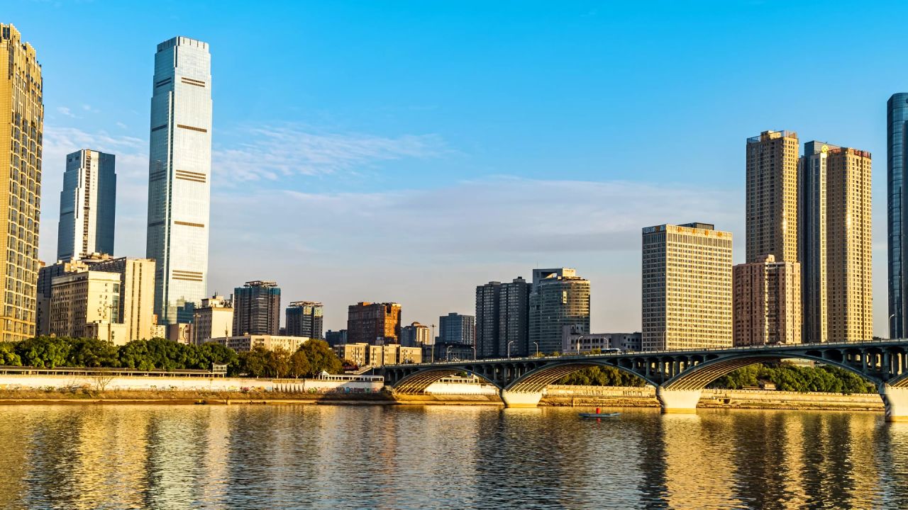 湖南长沙橘子洲大桥市中心大范围日转夜延时摄影