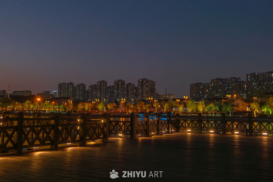 夜幕下的城市桥畔