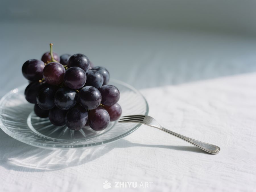 透明盘中的紫葡萄与银叉 492