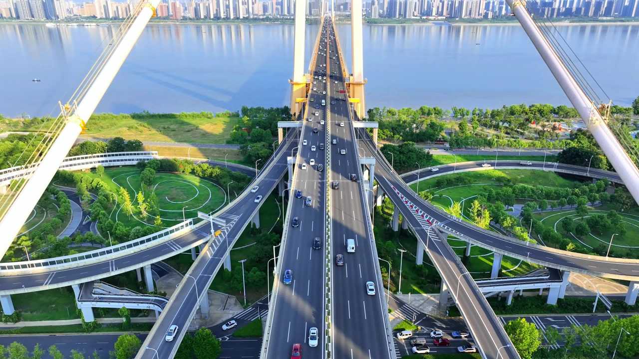 长江大桥上的都市风景