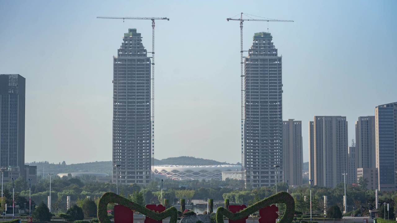 城市崛起：高楼建设中的现代风景