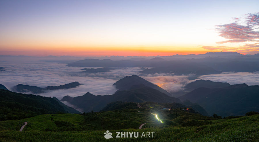日出山间云海缭绕
