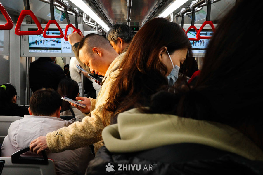 地铁车厢内的日常瞬间