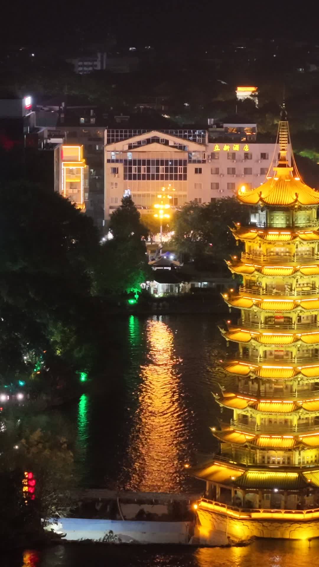 夜色中的古塔与河流