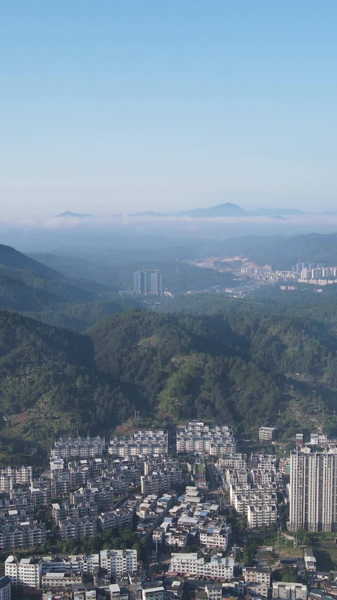 晨雾中的山城
