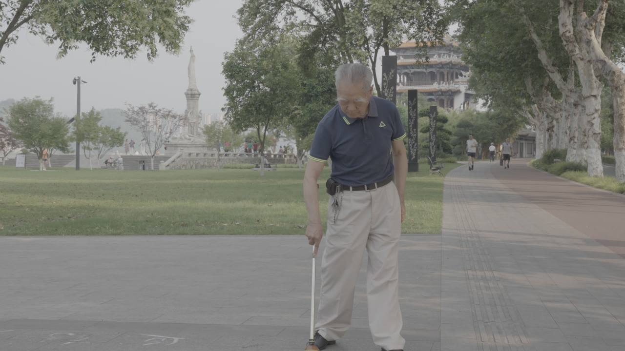 盲人在公园散步