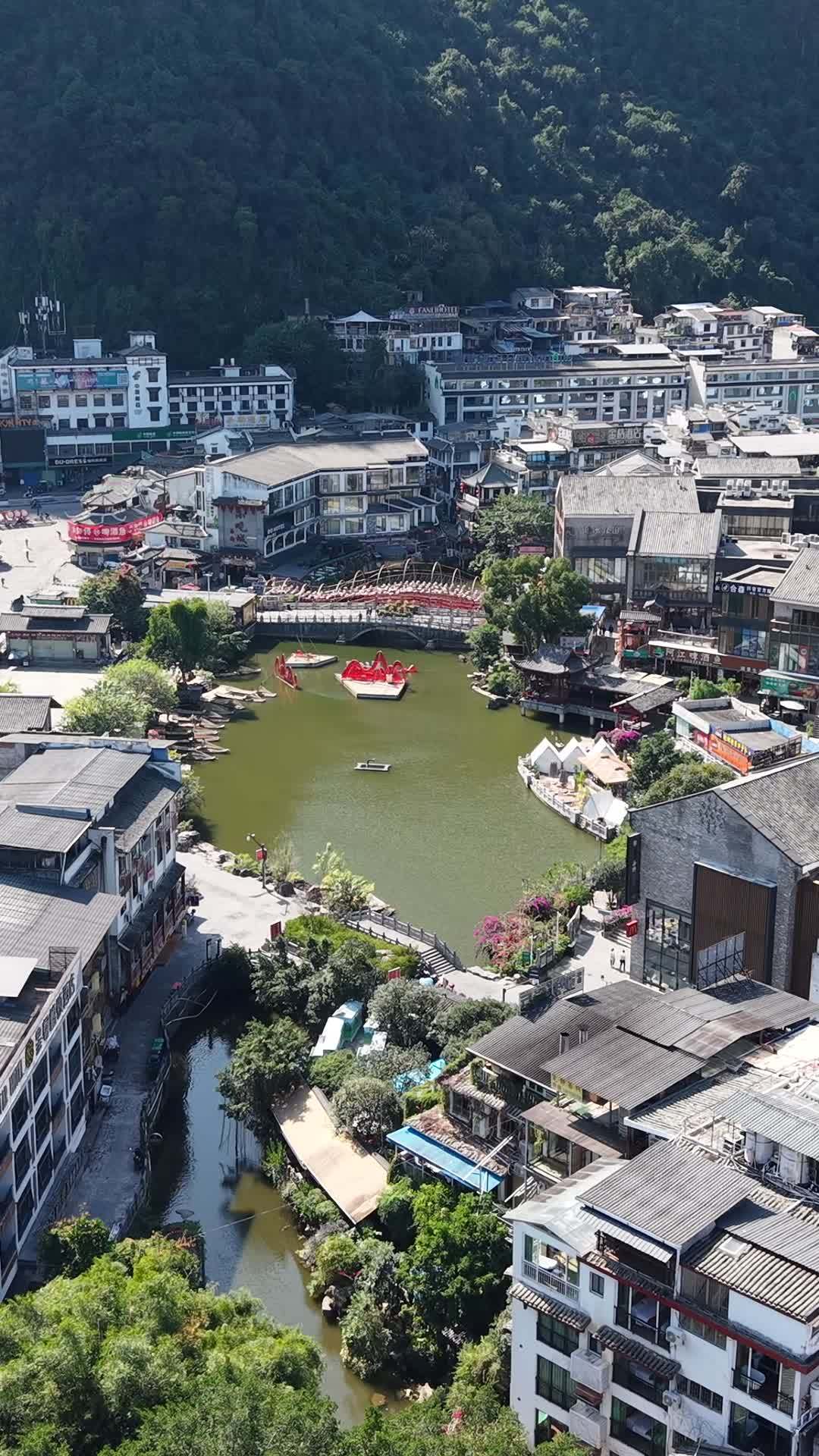 古镇湖畔风光