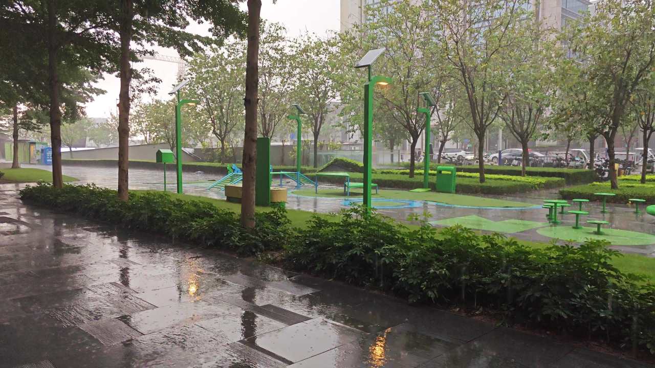 4K楼前雨景