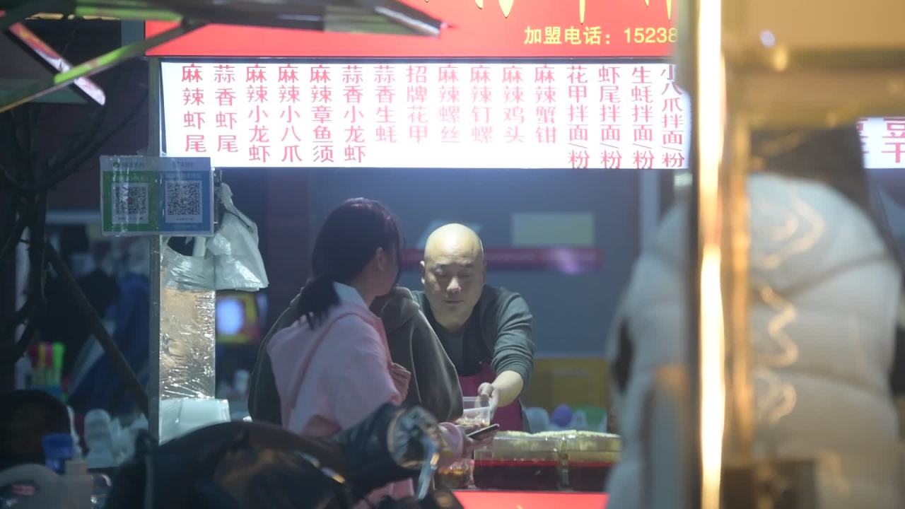 夜市小吃摊的繁忙时光