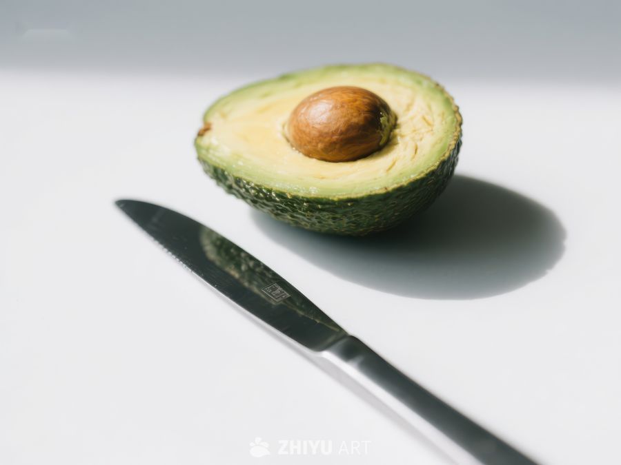 切开的牛油果与刀具 423