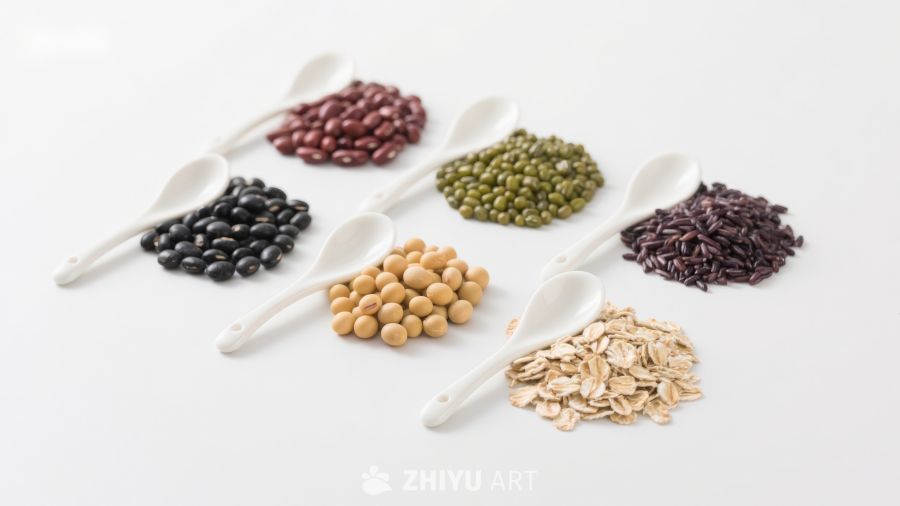 各类谷物豆类在勺子中的展示