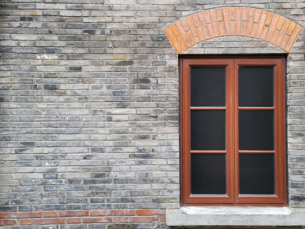 上海传统民居的砖墙和木窗