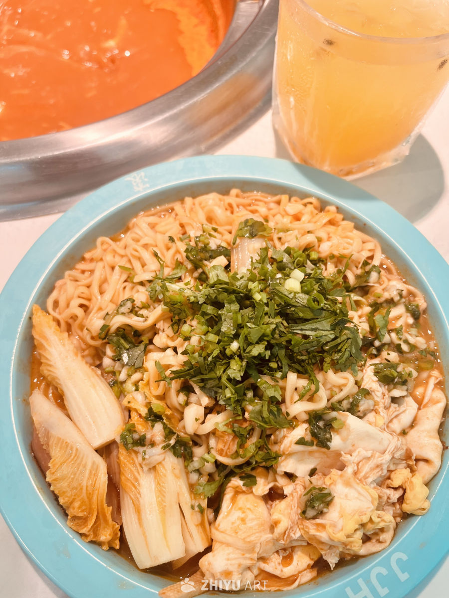 美味方便面配香菜与泡菜