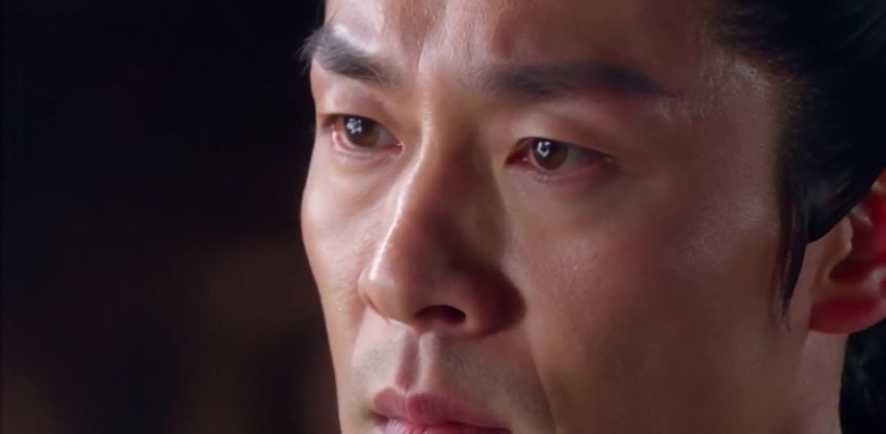 亚洲男性特写：眼含泪光，神情严肃而悲伤