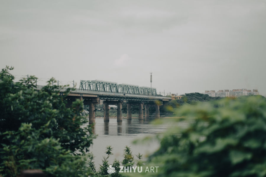 阴天下的桥梁与河流