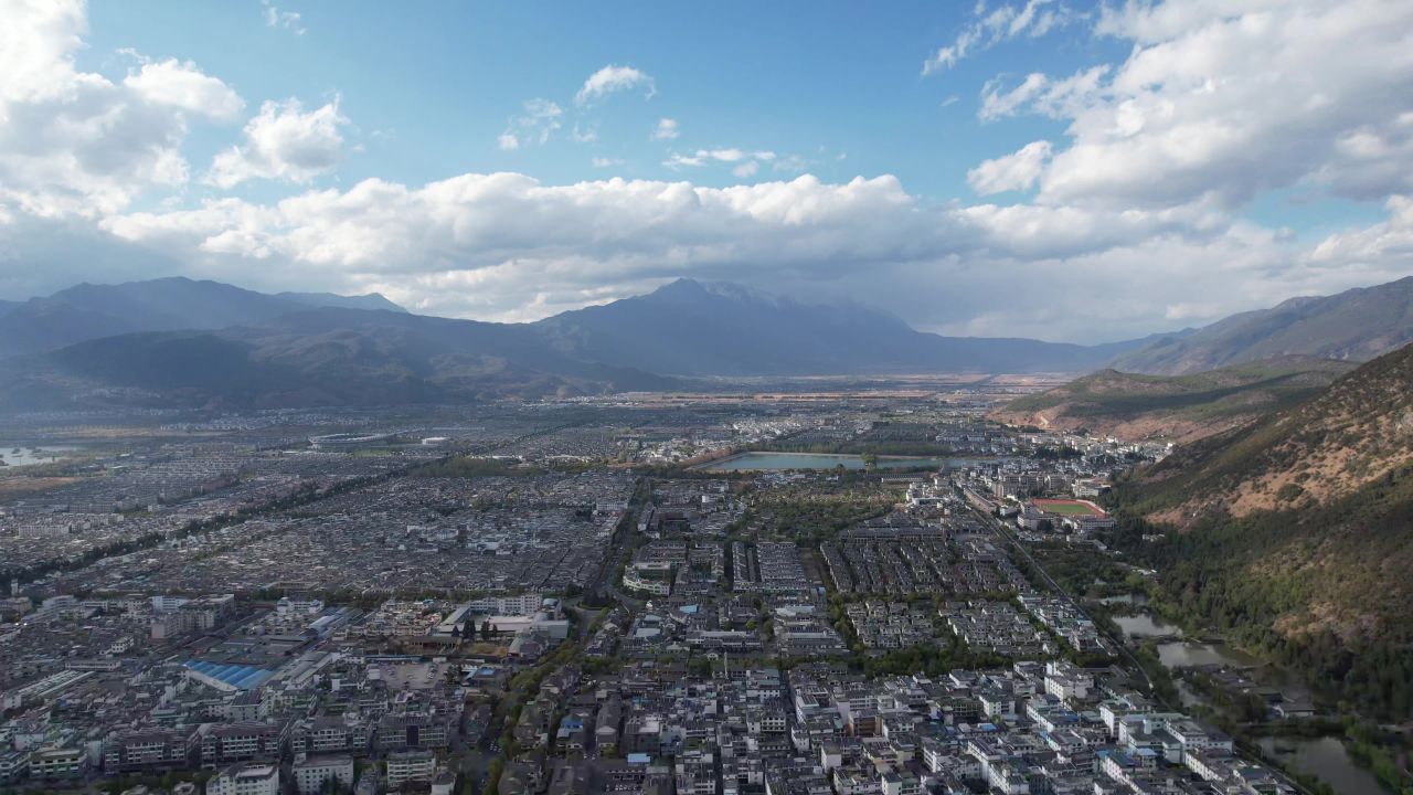  丽江城市蓝天白云航拍