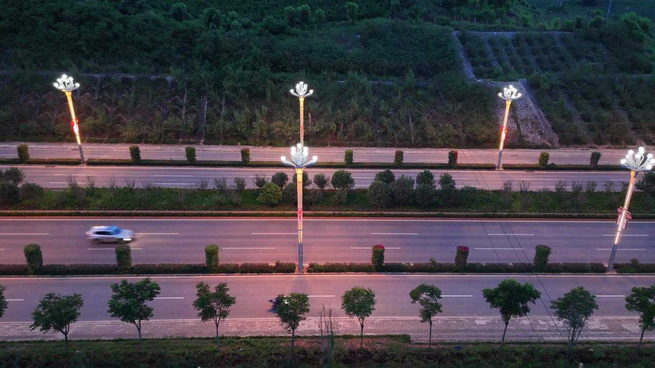黄昏时分的高速公路