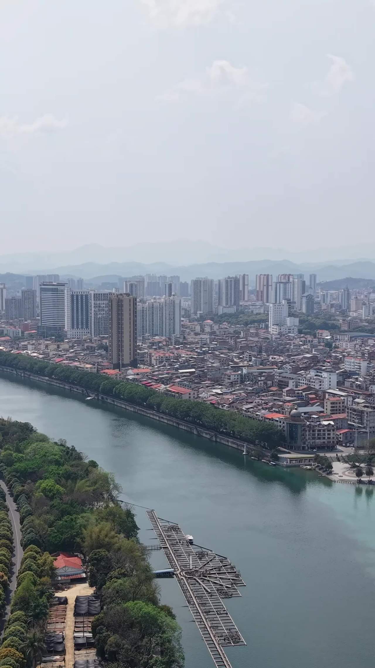 城市河畔的静谧时光