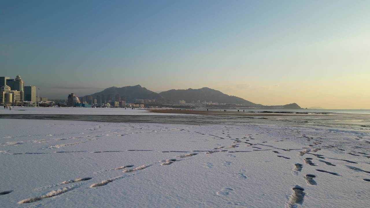 青岛石老人浴场海边雪景航拍 24