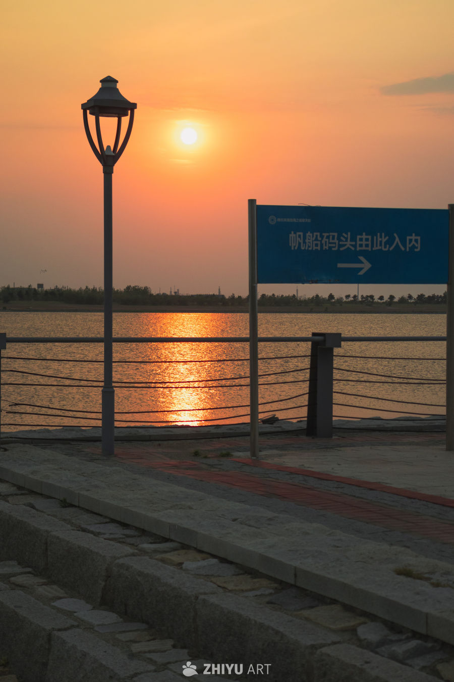 日落湖畔帆船码头