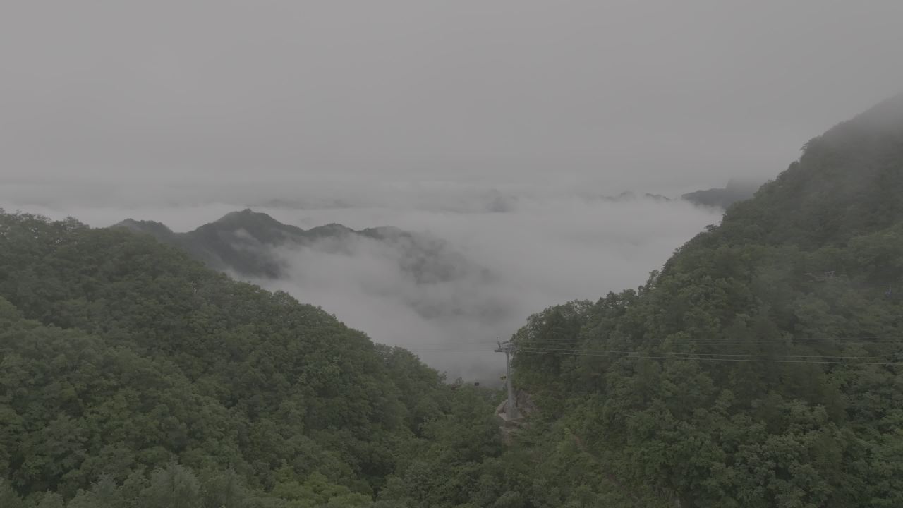 云海山间缆车行