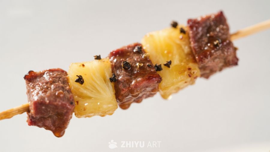 烤肉串上的牛肉与菠萝